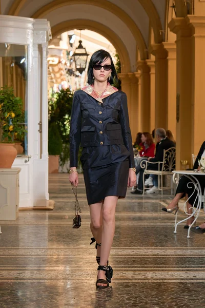 Look 10